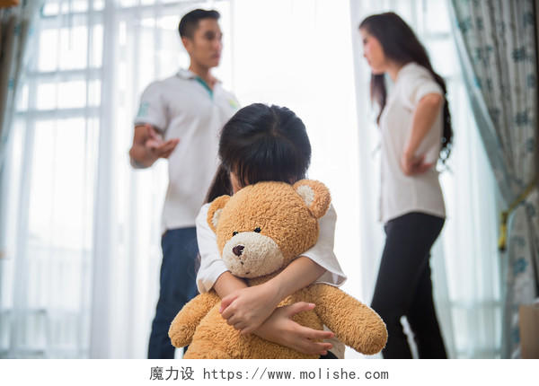 父母在吵架孩子抱着熊独自伤心烦躁恼火烦躁
